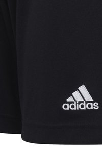 Černé sportovní šortky z měkké tkaniny, s vyšitým bílým logem Adidas na spodní straně. Jednoduchý design bez vzorů.