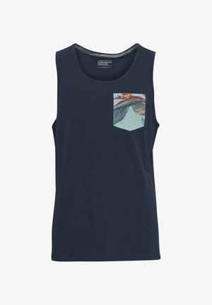 Temno modra majica brez rokavov iz mehkega blaga, z svetlo modrim žepom z cvetličnim vzorcem. Ima okroglo izreznico.