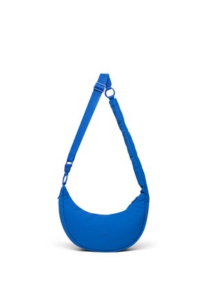 Jasnomodrá kabelka v tvare polmesiaca cez telo s nastaviteľným polstrovaným popruhom a hlavným vreckom so zipsom.