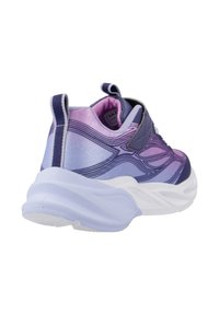 Zapatilla deportiva en tonos púrpura y rosa con una parte superior de tela texturizada, una mediasuela blanca y una lengüeta en el talón para facilitar el calzado.