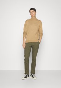 Tommy Hilfiger ROLL NECK - Pulóver - countryside khaki