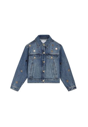 Chaqueta azul de mezclilla con botones en la parte delantera, dos bolsillos en el pecho, bolsillos laterales y studs metálicos circulares distribuidos en el frente y las mangas.