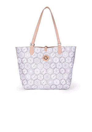 Borsa tote bianca con motivi geometrici a esagono, manici beige e un emblema dorato circolare al centro.