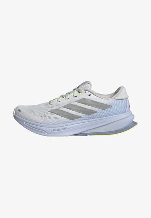 Laufschuhe mit einem leichten Netz-Obermaterial in Weiß, akzentuiert mit grauen Streifen. Die Sohle hat eine leichte Kurve und neon-gelbe Akzente.