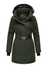 Veste isolée vert foncé avec capuche amovible, taille cintrée, poches zippées et fermeture éclair à l'avant. Présente un logo sur la ceinture.