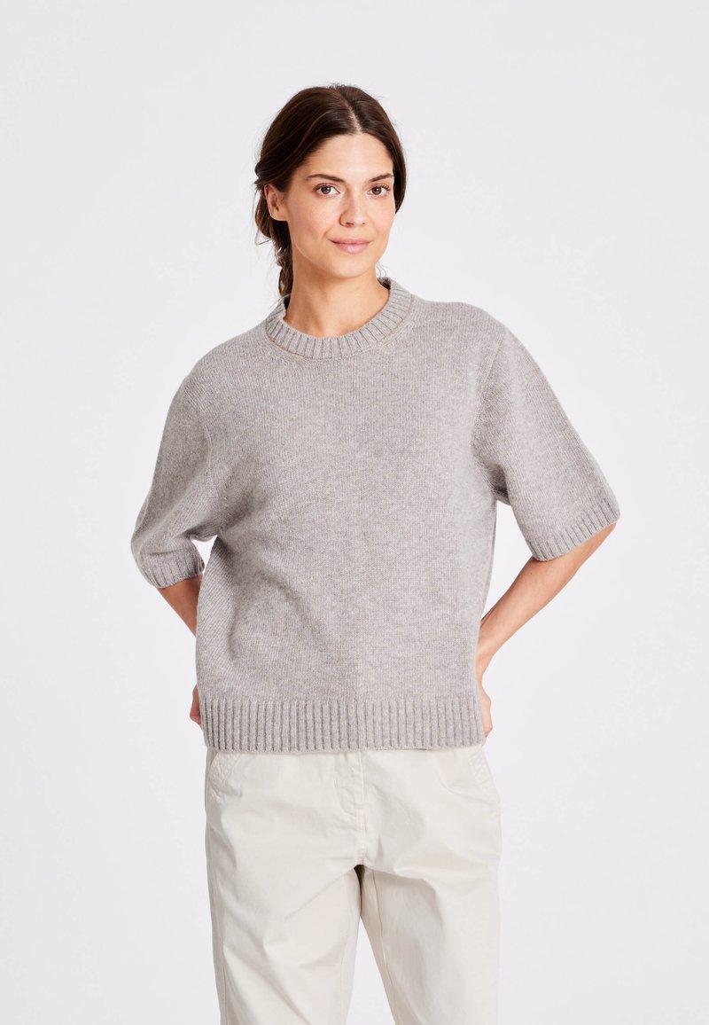 Harmaa, lyhythihainen neulepusero, jossa on resorireunaiset pääntie ja helma, pehmeä koostumus, rento istuvuus ja minimalistinen muotoilu.