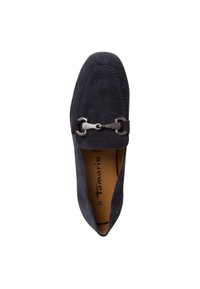 Navy suède instapper met een rond toel, decoratieve zilverkleurige hardware aan de voorkant en contrasterende blauwe stiksels langs de randen.