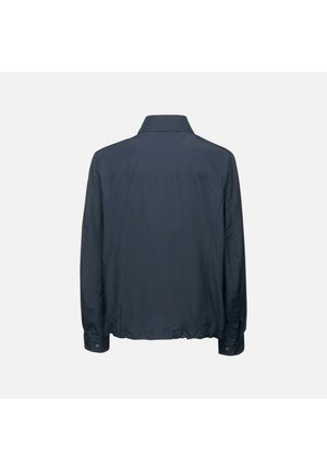 Giacca leggera blu navy con una texture liscia, maniche lunghe e colletto standard. Presenta un orlo arricciato e polsini con bottone.