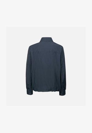 Chaqueta ligera en azul marino con textura suave, mangas largas y cuello estándar. Presenta un dobladillo fruncido y puños abotonados.