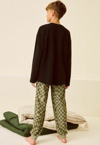 Next SINGLE COSY SET - Pyžamová súprava - black green checkerboard