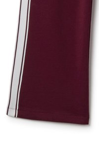 Pantalon de sport bordeaux avec des rayures verticales blanches. Tissu doux et extensible avec une texture lisse et un ourlet net.