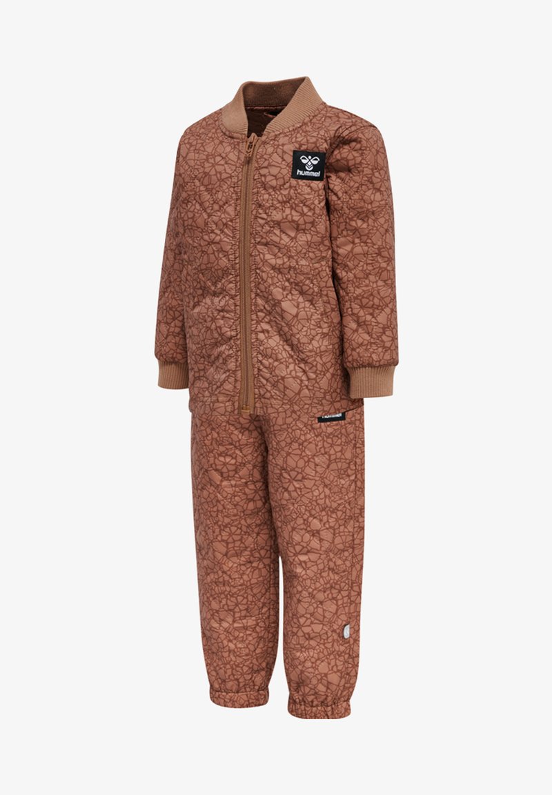 Brauner, gesteppten Jacken- und Hosenanzug mit strukturiertem Muster, gerippten Bündchen und einem Frontreißverschluss. Mit einem Logo-Patch auf der Brust.