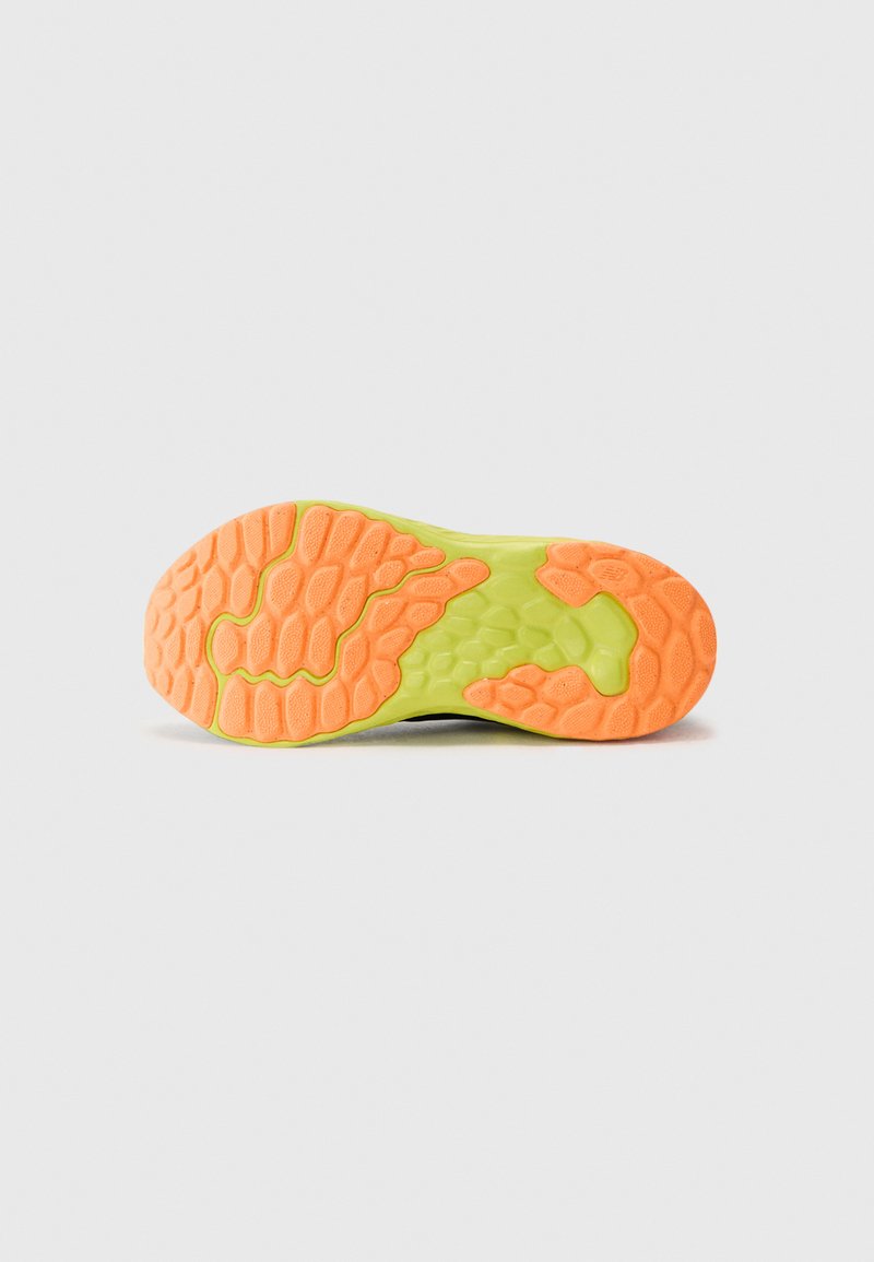 Suela de zapato con un diseño texturizado que presenta secciones de goma verde y naranja, destacando un patrón de formas hexagonales y surcos.