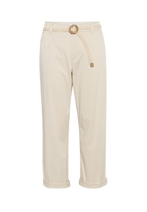 Beige Baumwollhosen mit einem geflochtenen Gürtel, der eine runde Schnalle hat. Die Säume sind für einen lässigen Sitz nach oben gerollt.
