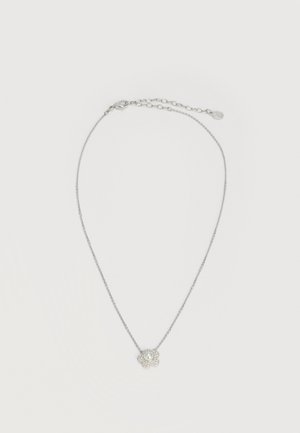 Nježno srebrna ogrlica s malim privjeskom u obliku cvijeta, s centralnom bisernom kuglicom i okružena prozirnim kristalima.