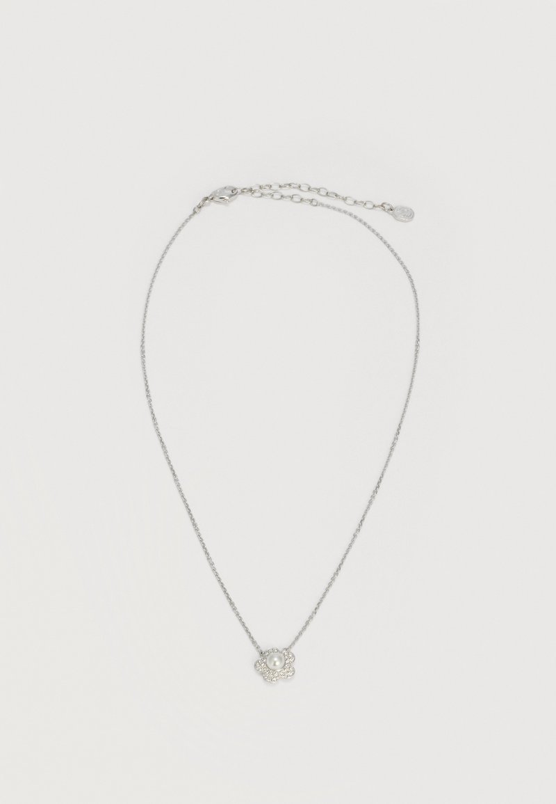Λεπτό ασημένιο κολιέ με ένα μικρό μενταγιόν σε σχήμα λουλουδιού που διαθέτει μια κεντρική πέρλα και γύρω της διαυγή κρυστάλλινα στοιχεία.
