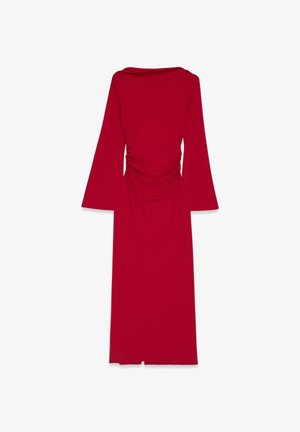 Sarkans kleita ar gariem zvana piedurknēm, ar drapēta aizmugures detaļu, grīdas garuma griezumu, izgatavota no gludas auduma, ar pieguļošu siluetu.