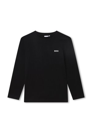 Sort langærmet T-shirt med rund hals og teksten "BOSS" i hvidt tryk på venstre bryst, vist på hvid baggrund.