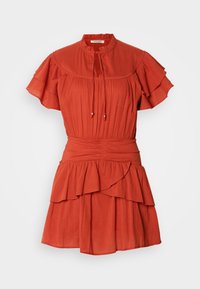 Rochie scurtă roșie cu gât înalt, mâneci volan, și fustă în straturi; prezintă un șnur cu mărgele și un material texturat.