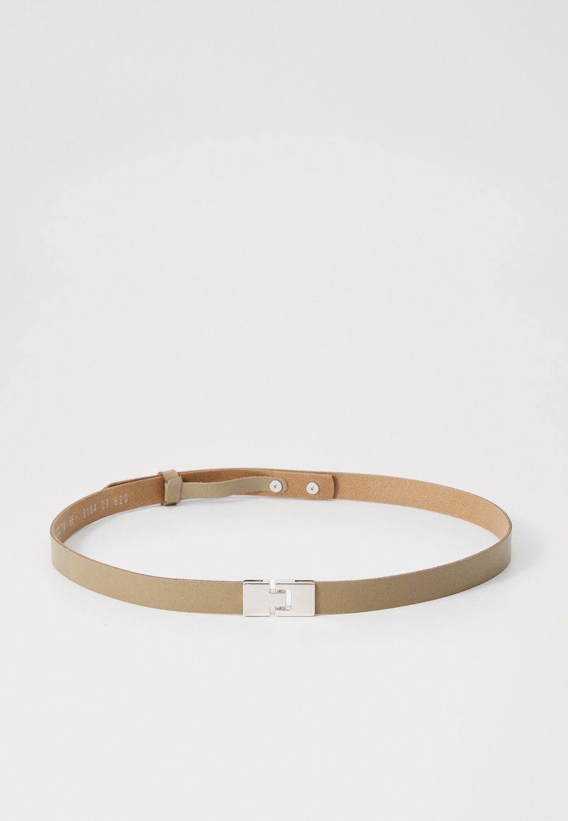 Ceinture en cuir tan avec une fine sangle et une boucle en métal argenté. Présente des boutons-pression pour un ajustement. Texture lisse, design minimaliste.
