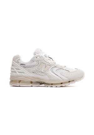 Scarpa da corsa beige chiaro e bianca con tomaia in mesh, sovrapposizioni in camoscio, suola imbottita e dettaglio "1954R" vicino al tallone.