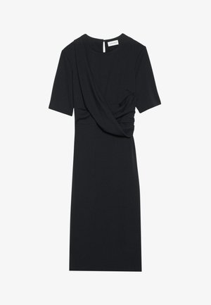 Zwarte jurk met korte mouwen, gedrapeerde voorkant, aansluitende silhouet en een ronde halslijn met een kleine uitsnijding aan de achterkant.