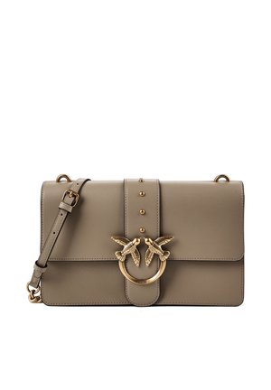 Rechteckige Schultertasche aus taupefarbenem Leder mit verstellbarem Riemen und goldfarbenem, vogelförmigem Verschluss auf der Vorderklappe mit dekorativen Nieten.