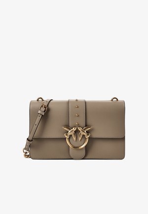 Rechteckige Schultertasche aus taupefarbenem Leder mit verstellbarem Riemen und goldfarbenem, vogelförmigem Verschluss auf der Vorderklappe mit dekorativen Nieten.