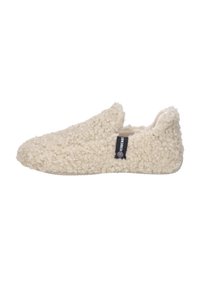 Gezellige crèmekleurige slippers van textuurstof, met een instapontwerp, een ronde neus en een klein merketiket aan de zijkant.