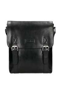 Borsa a tracolla in pelle nera con patta pieghevole, hardware in argento e tracolla regolabile. Presenta due fibbie frontali e dettagli cuciti.