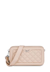 Prošívaná růžová kožená peněženka se zipem, stříbrnými detaily a nastavitelným popruhem. Na přední straně má texturovaný vzor.