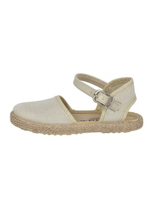 Sandalia espadrille de lona beige con puntera cerrada, tira en el tobillo, hebilla plateada y suela trenzada de yute.