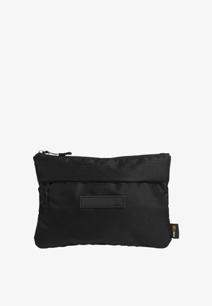 Czarna saszetka na zamek wykonana z trwałej tkaniny, z fakturowaną powierzchnią, prostokątnym kształtem oraz małą etykietą z logo z przodu.