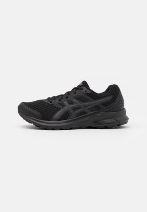 Czarny sportowy sneaker z siateczkową cholewką, sznurowaniem i amortyzującą podeszwą, pokazany z boku na białym tle.
