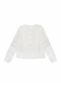 Blusa blanca de manga larga con detalles texturizados, cuello redondo, cierre de botones en la parte delantera y costuras decorativas a lo largo de las mangas.