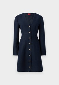 Μακρυμάνικο φόρεμα σε ναυτικό μπλε με βαθύ V-λαιμόκοψη, εφαρμοστή μέση και χρυσαφένια κουμπιά κατά μήκος του μπροστινού μέρους, με υφή υφάσματος.