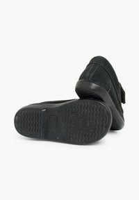 Scarpe in suede nero con suola in gomma, dotate di una fascia in Velcro e cuciture a contrasto. La suola presenta un motivo di presa testurizzato.