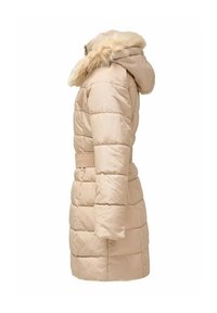 Chaqueta puffer en un tono beige claro con capucha forrada de pelo, textura acolchada, cintura con cinturón y mangas largas. Detalles de cierre con cremallera visibles.