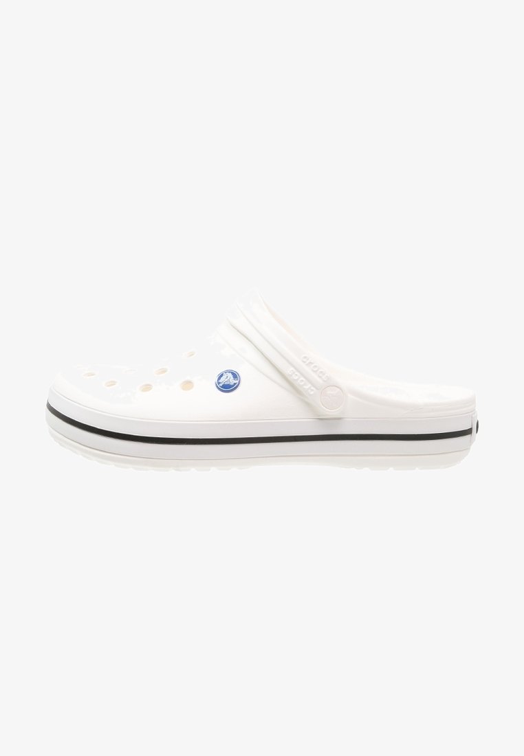 Sabot blanc à enfiler avec des trous de ventilation, bride de talon réglable et bande noire le long de la semelle.