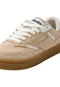 Beżowe zamszowe sneakersy z białymi sznurówkami i akcentami. Posiada perforacje na palcach oraz brązową gumową podeszwę. Logo na języku.