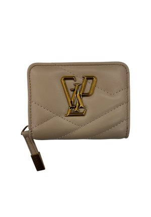 Portafoglio in pelle beige con design trapuntato, caratterizzato da un logo dorato sulla parte anteriore. Include una cerniera per la chiusura. Forma rettangolare compatta.