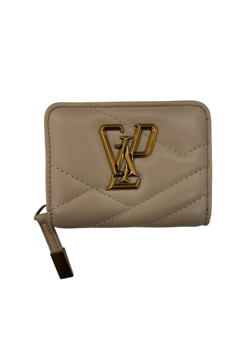 Portafoglio in pelle beige con design trapuntato, caratterizzato da un logo dorato sulla parte anteriore. Include una cerniera per la chiusura. Forma rettangolare compatta.