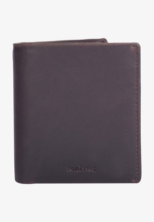 Cartera de cuero marrón con textura suave, diseño de doble pliegue y logotipo en relieve "MAÎTRE" en la parte frontal.