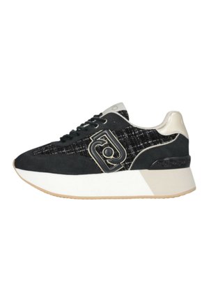 Sneaker nera e grigia con un upper in tessuto testurizzato, dettagli in suede, suola bianca chunky e un logo di grande effetto sul lato.