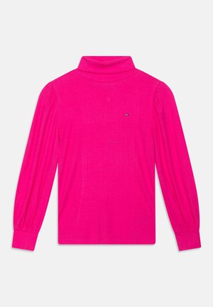 Fuchsia langærmet top med høj krave, ribbet tekstur og let oppustede skuldre. Har en lille brandlogo på brystet.