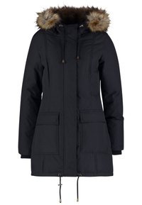 Parka negra de invierno con capucha con ribete de piel, cintura ajustable con cordón y dos bolsillos frontales. Presenta una textura suave y detalles metálicos.