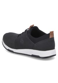 Schwarzer Sportschuh mit einer strukturierten Oberseite, glattem Hinterteil, weißer Zwischensohle und braunem Lederakzent an der Ferse. Geeignet für den Freizeitgebrauch.