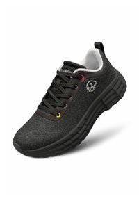Czarne buty sportowe wykonane z fakturowanej tkaniny, z zaokrąglonym noskiem, grubą czarną podeszwą z geometrycznymi wzorami oraz kolorowymi akcentami sznurowadeł.
