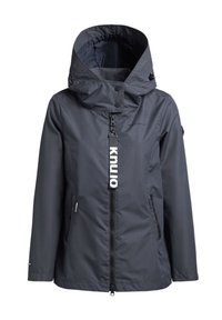 Wasserfeste schwarze Jacke mit hohem Kragen und Kapuze. Sie verfügt über einen Vorderreißverschluss, Seitentaschen und ein auffälliges Logo-Tag am Reißverschluss.