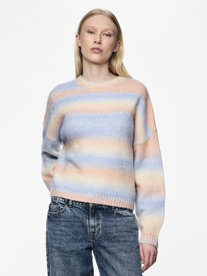 Pull rayé aux teintes de bleu doux, de pêche et de crème, avec un col rond et des poignets côtelés, fabriqué à partir d'un matériau en tricot léger et duveteux.